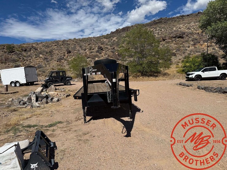 2014-c-&-b-fg392-gooseneck-flatbed-trailer---32'-x-8'-image-2