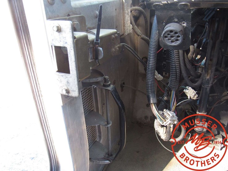 2005-freightliner-mt45-image-28