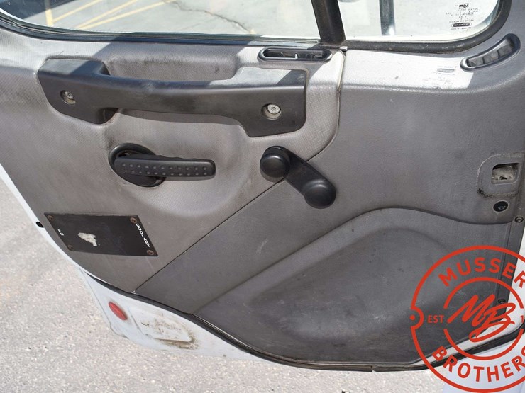 2007-freightliner-m2-106-image-35