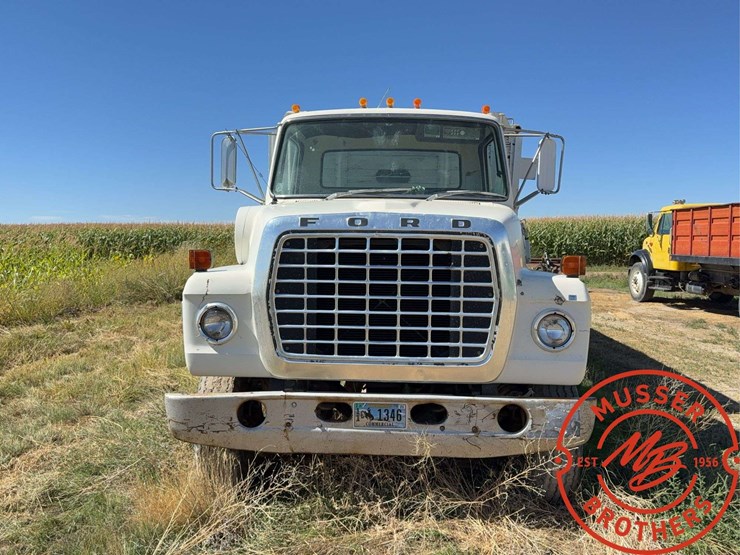 1980-ford-800-image-2