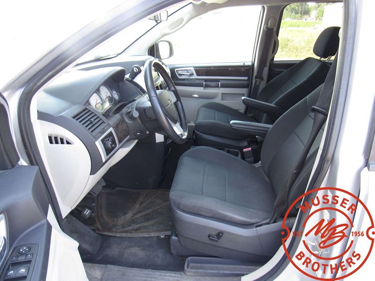 2010-dodge-grand-caravan-sxt-image-15