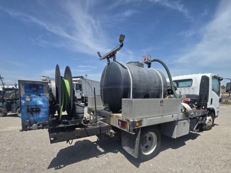 2017-isuzu-jale5w16xh7304211-image-3