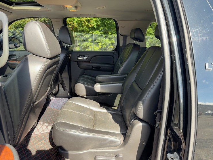 2007-chevrolet-suburban-image-15