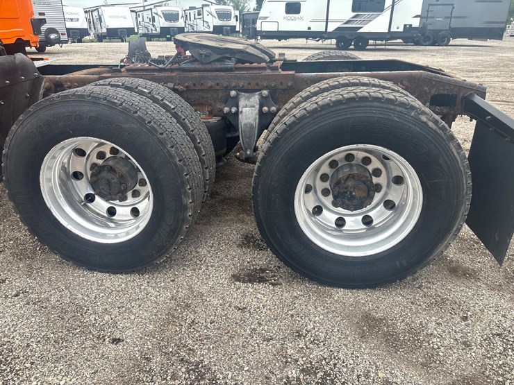 #2335-•-2012-freightliner-cascadia-sleeper-cab-truck-tractor-image-115