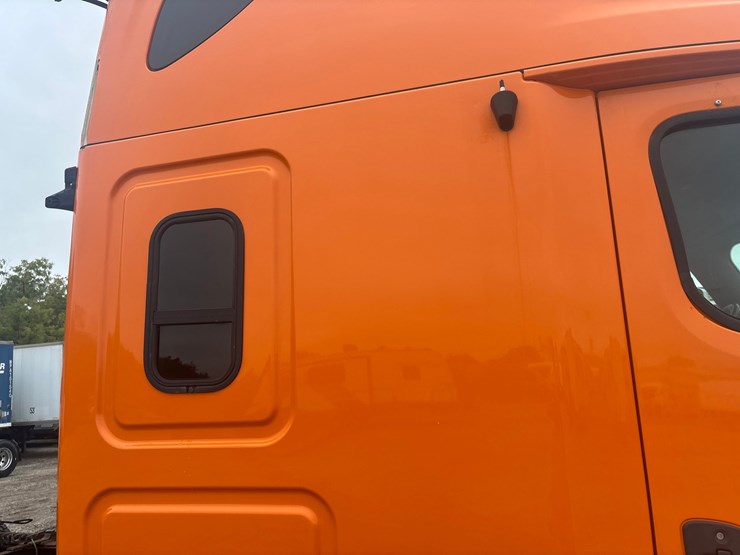 #2335-•-2012-freightliner-cascadia-sleeper-cab-truck-tractor-image-30
