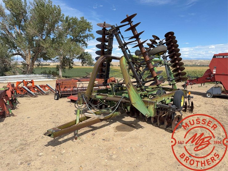 john-deere-235-image-1