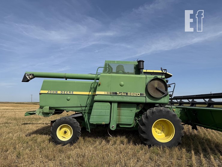 1983-john-deere-8820-image-3