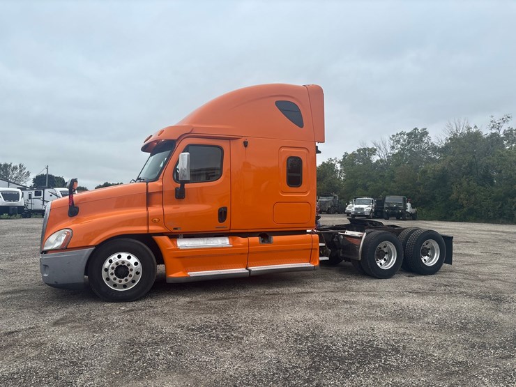 #2335-•-2012-freightliner-cascadia-sleeper-cab-truck-tractor-image-1