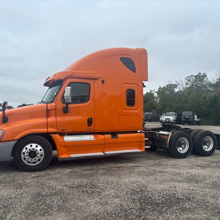 #2335 • 2012 Freightliner Cascadia Sleeper Cab Truck Tractor
