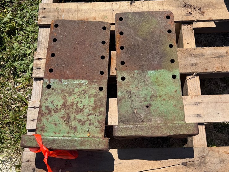 #2509-•-3020-john-deere-rear-fender-mounting-brackets-image-1