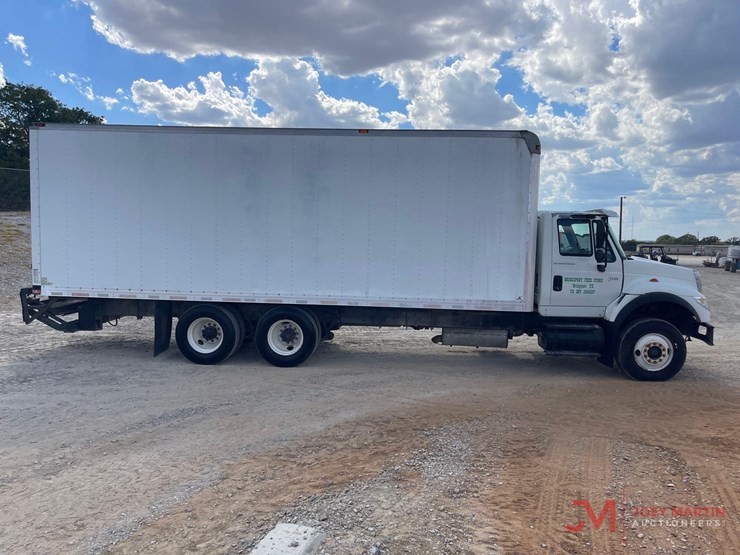 2005-international-7600-t/a-box-truck-image-2