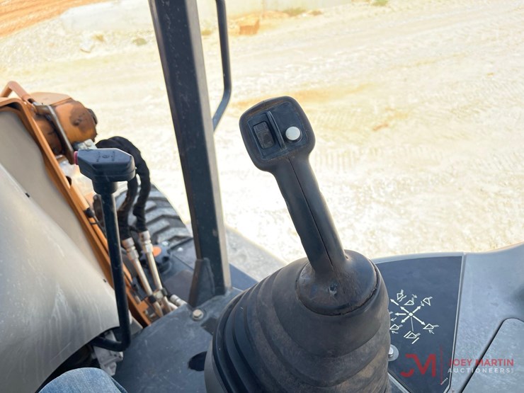2021-case-580n-ep-loader-backhoe-image-13