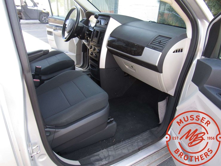 2010-dodge-grand-caravan-sxt-image-16
