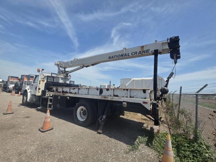 2014-freightliner-m2-106-image-4