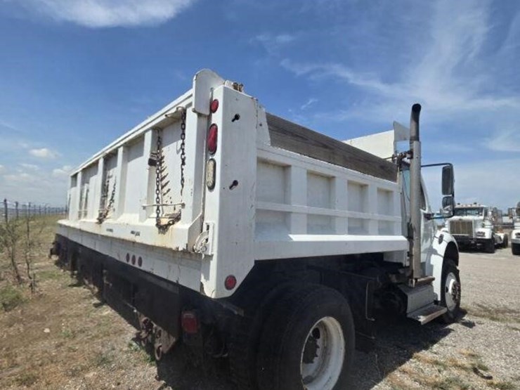 2012-freightliner-m2-106-image-4
