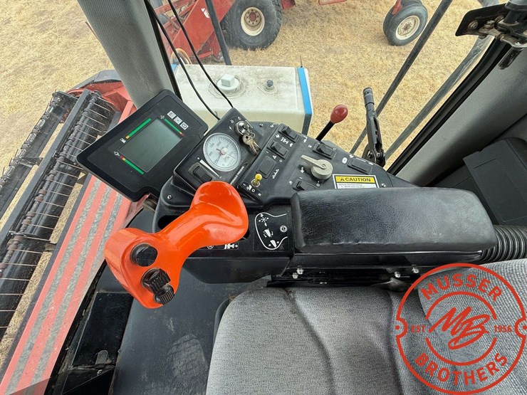 hesston-8450-image-20