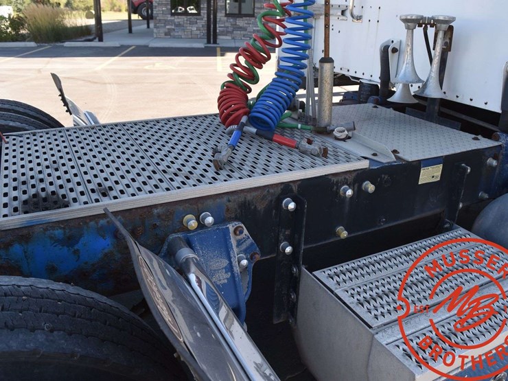 2005-peterbilt-379-image-38