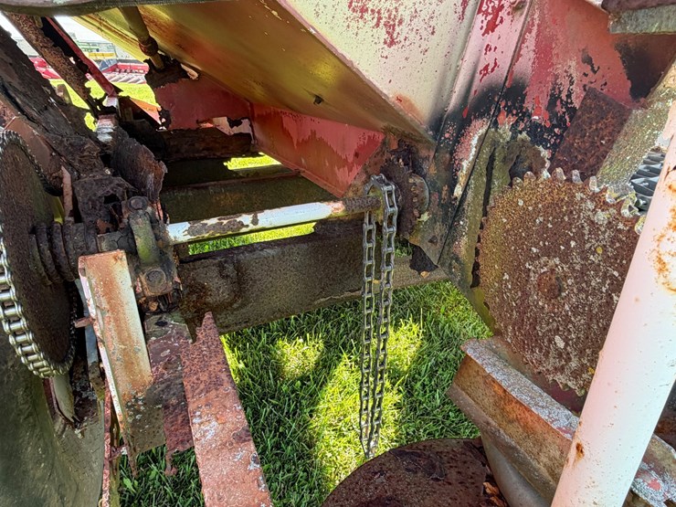 #2458-•-fertilizer-spreader-image-9