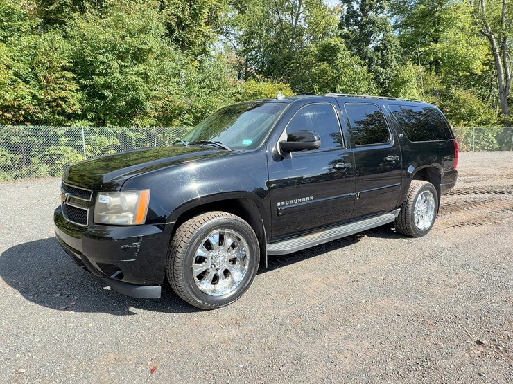 2007-chevrolet-suburban-image-1