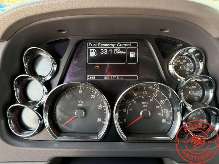 2015-peterbilt-579-image-38