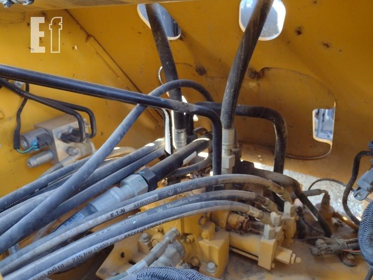 2019-deere-444k-image-32