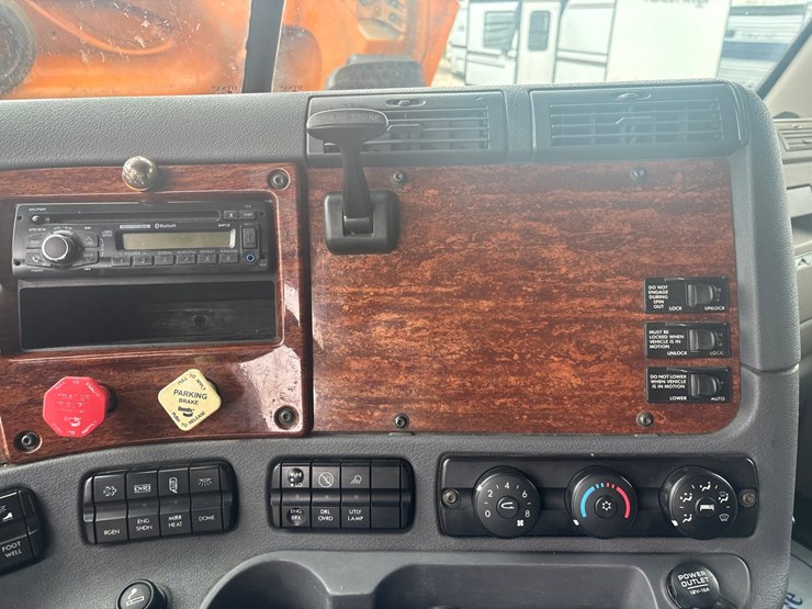 #2335-•-2012-freightliner-cascadia-sleeper-cab-truck-tractor-image-64