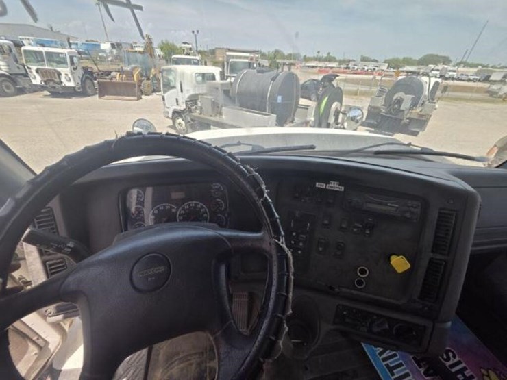 2015-freightliner-114sd-image-10