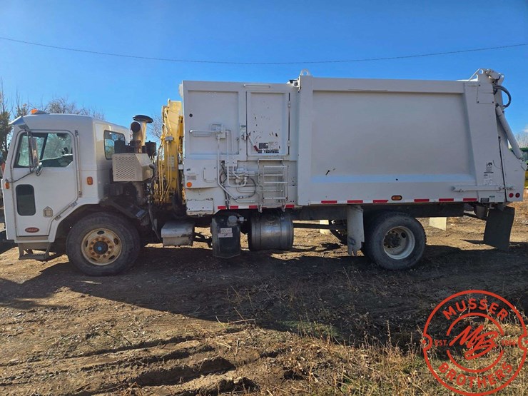 2008-peterbilt-320-image-1
