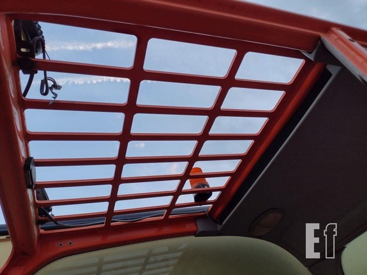2017-jlg-1055-image-10