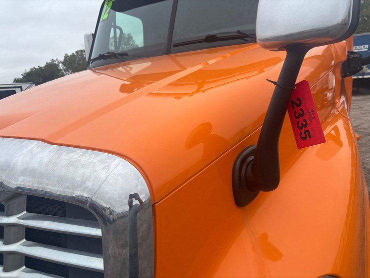 #2335-•-2012-freightliner-cascadia-sleeper-cab-truck-tractor-image-18
