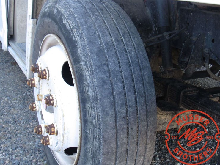 2005-freightliner-mt45-image-17