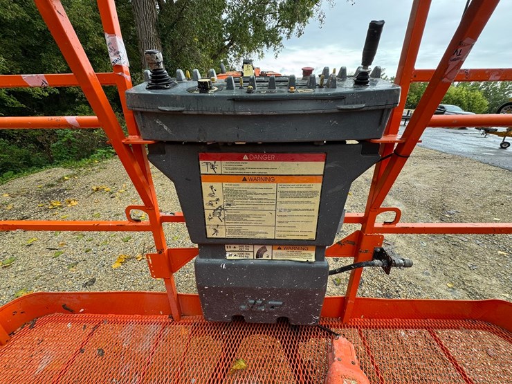 2011-jlg-600s-image-11