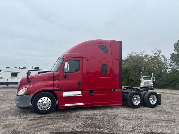 2013-freightliner-cascadia-125-image-1