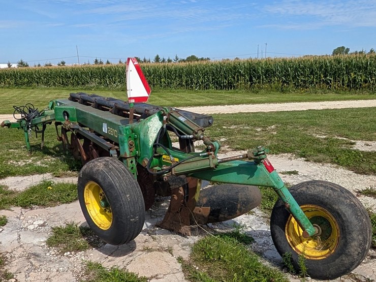 john-deere-2810-image-15