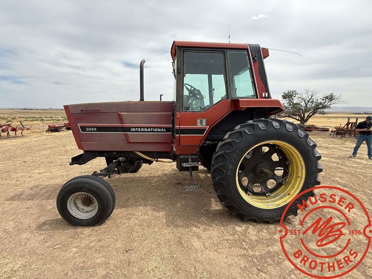 1982-international-3088-tractor-image-4