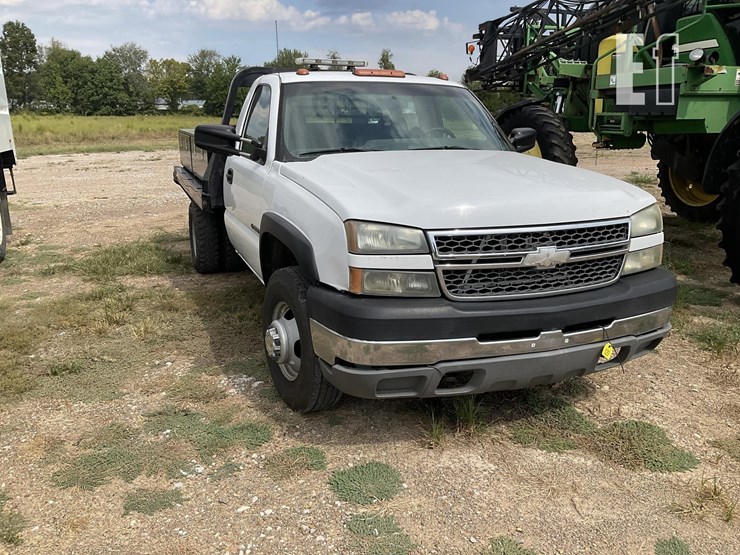 2005-chevrolet-3500-image-2