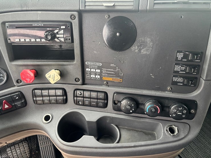 2013-freightliner-cascadia-125-image-59