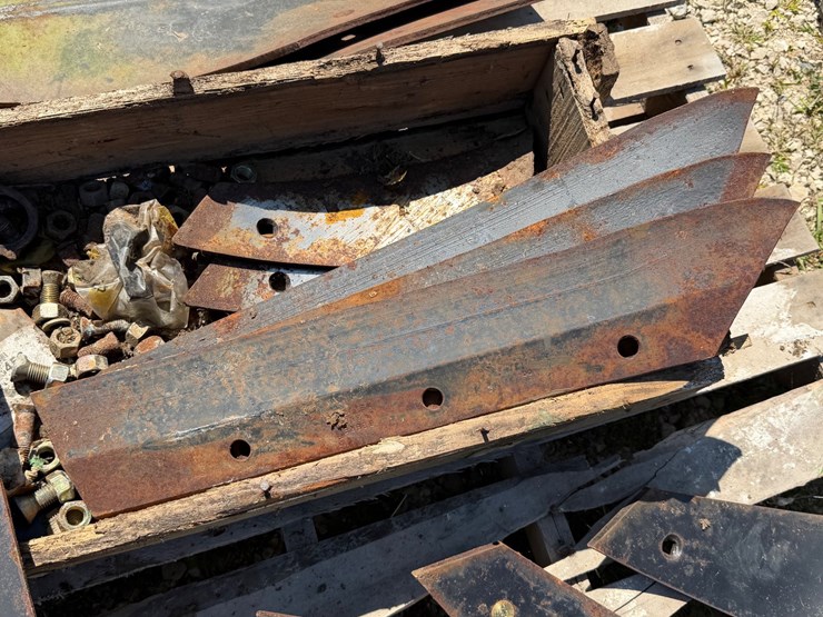 #2523-•-john-deere-mow-board-plow-part-image-4