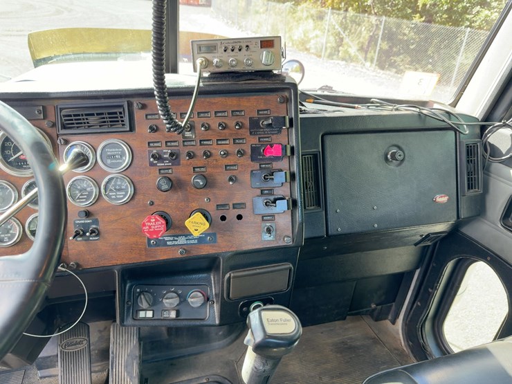 1996-peterbilt-379-image-31