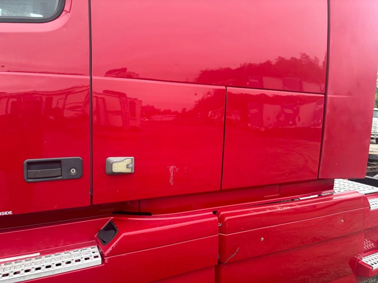 #2325-•-2010-volvo-vnl-sleeper-cab-truck-tractor-image-13