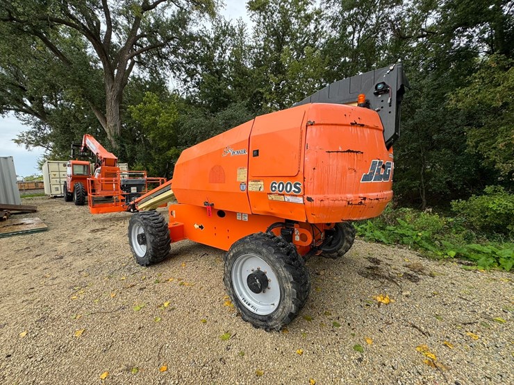 2011-jlg-600s-image-3