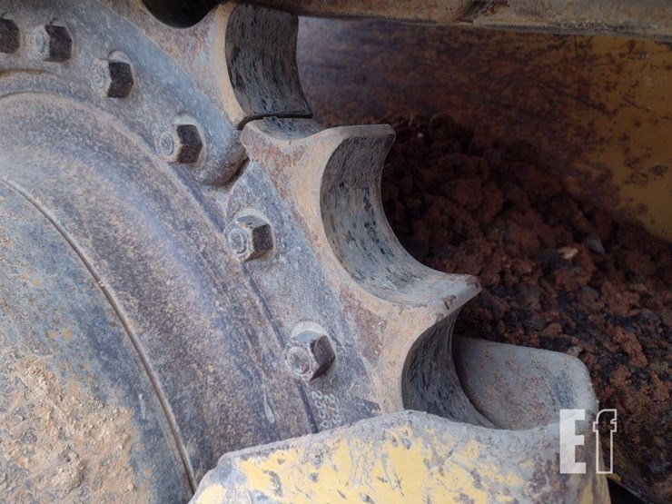 2015-caterpillar-d4k2-xl-image-28
