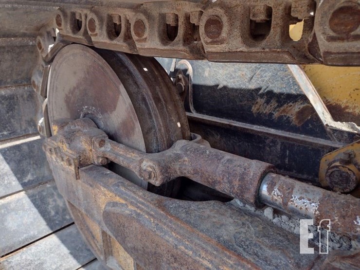 2015-deere-650k-lgp-image-17