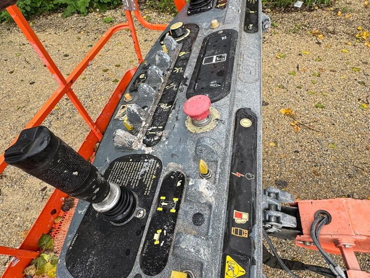 2011-jlg-600s-image-13