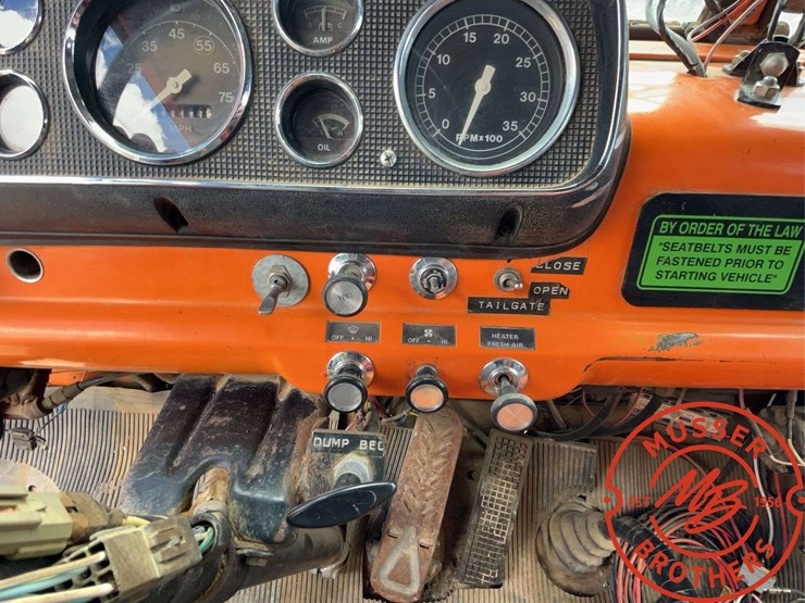 1985-ford-800-image-29