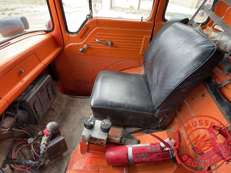 1985-ford-800-image-26