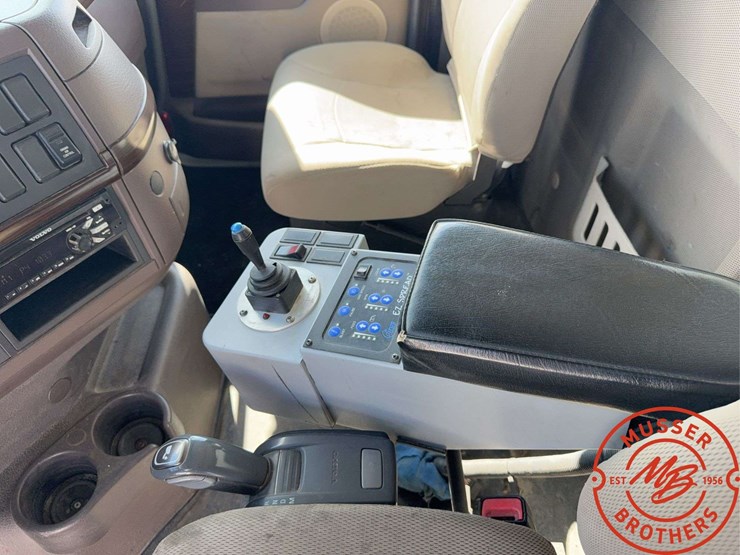 2016-volvo-vhd64f200-image-32
