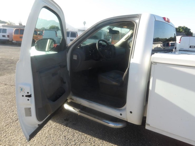 2013-chevrolet-silverado-2500-image-13