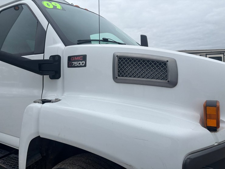 2009-gmc-7500-image-18