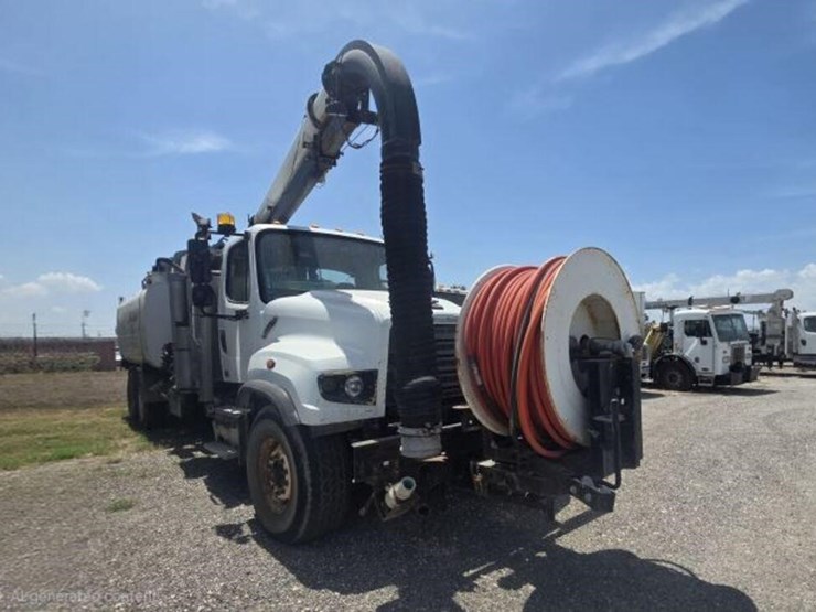 2013-freightliner-114sd-image-2
